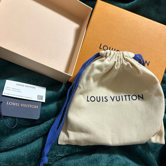 Louis Vuitton Black and Gold Monogram Belt
LV Initiales 30mm Reversible Belt - Picture 10 of 12